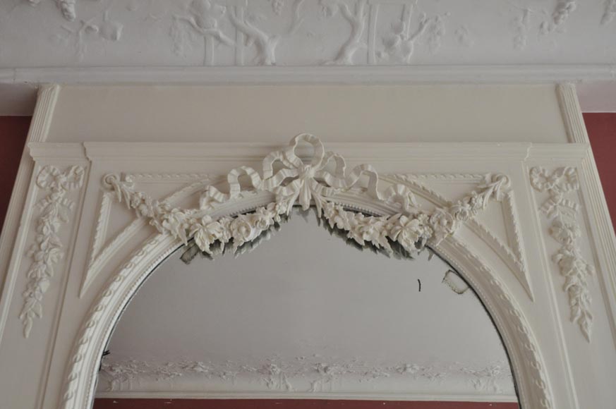 Старинное белое трюмо в стиле Людовика XVI, украшенное цветочными гирляндами и узлом.-1